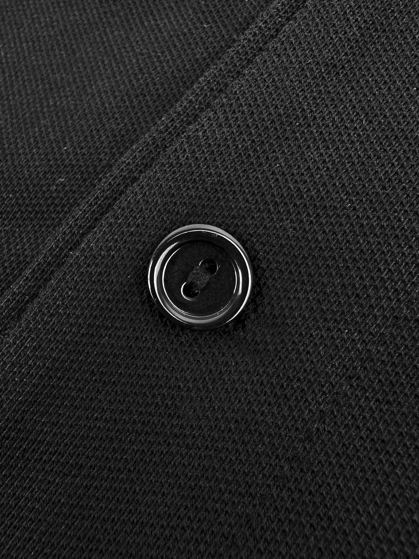 Lacoste Crocodile Logo Polo Shirt Custom Glazed Bee Extract Cotton Delicate and Soft Comfortable Breathable Soft Black with a Breathable Feeling Not Heavy and Unobtrusive Using the Most Calm Tones to Interpret French Relaxation The Iconic Little Crocodile Comes to Your Heart On the Pure Black Canvas, it outlines a low-key edge with a vivid attitude and simplifies the complexities. It uses black as the base and green crocodile as the print to show the texture and brand heritage in a low-key manner. Process 1: Use car seal technology Make independent embroidery chapters through computer embroidery, then position them and sew them to fix them on the clothes. They have a strong three-dimensional effect, are strong and washable, and have stable quality. Process 2: The fabrics have been fermented and washed. They have a better feel and texture. They are not easy to deform, not easy to shrink, not easy to fade, and maintain long-term beauty. Accessories: Customized 1:1 Lacoste crocodile logo Customized 1:1 Lacoste trademark Version: Fitted version Size: S M L XL Style number: CC 968
